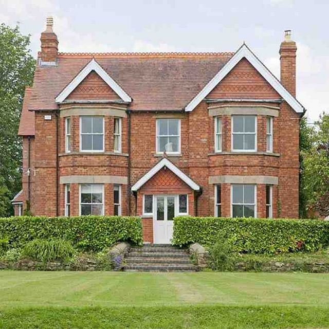 Когда речь заходит об английском доме, мы сразу представляем компактное двухэтажное строение из крас